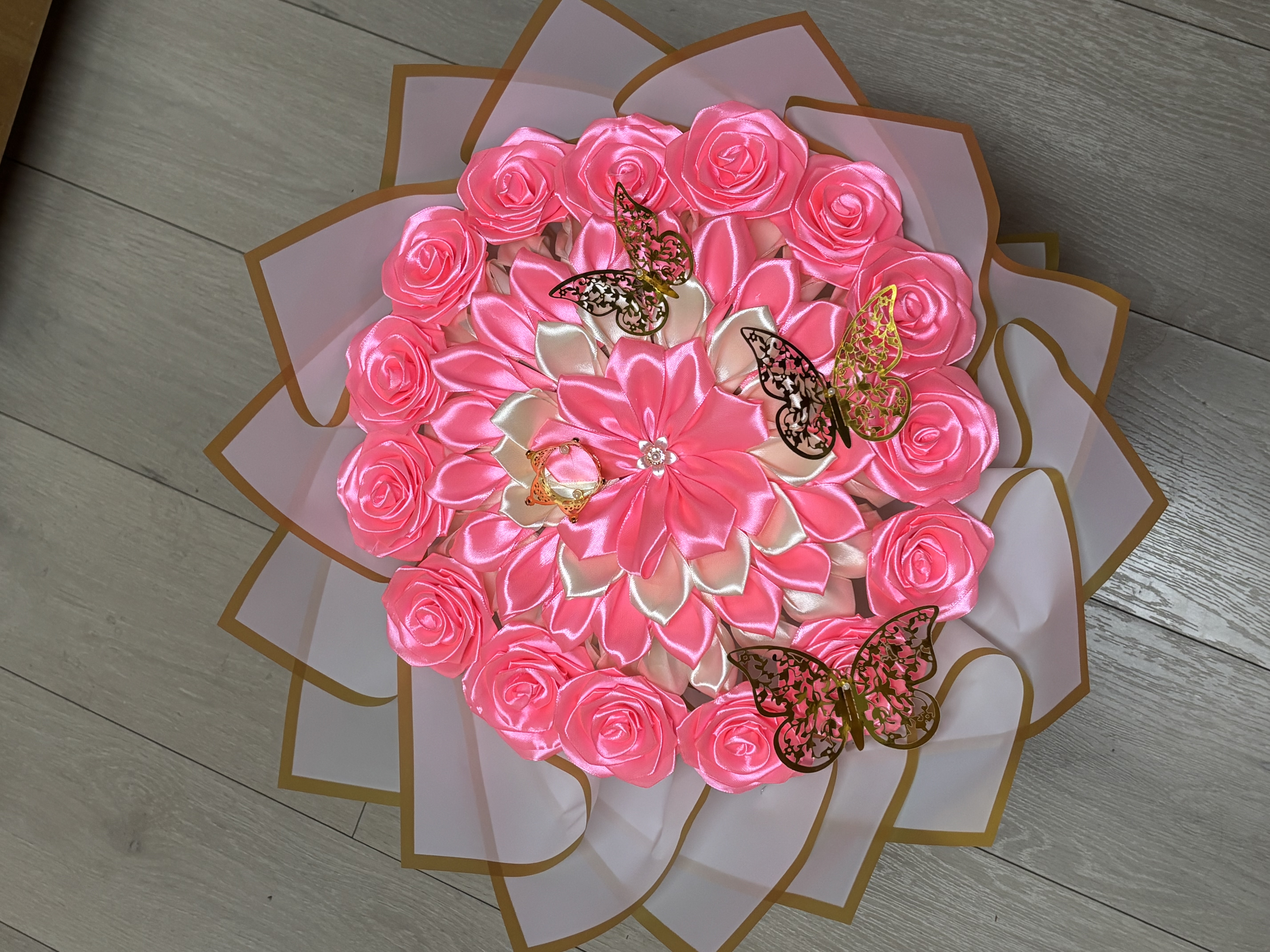 Arreglo Floral Decorativo de Rosas y Mariposas