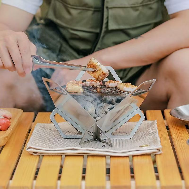 Simple card-shaped triangular incinerator