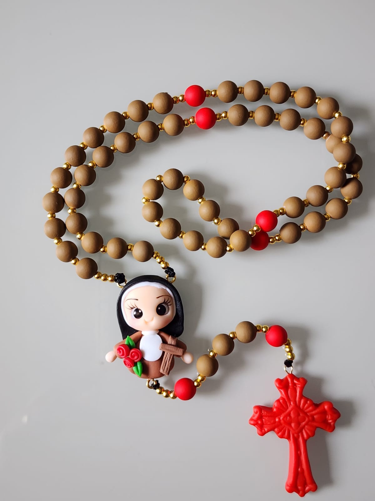 Terço biscuit Santa Teresinha das Rosas