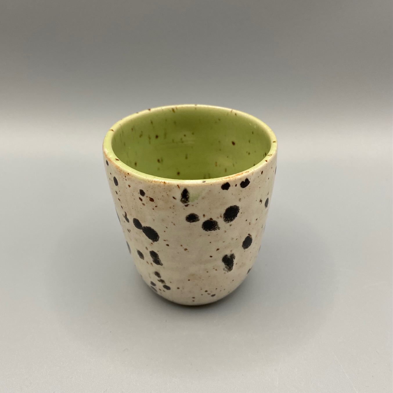 Lustiger kleiner Keramikbecher 