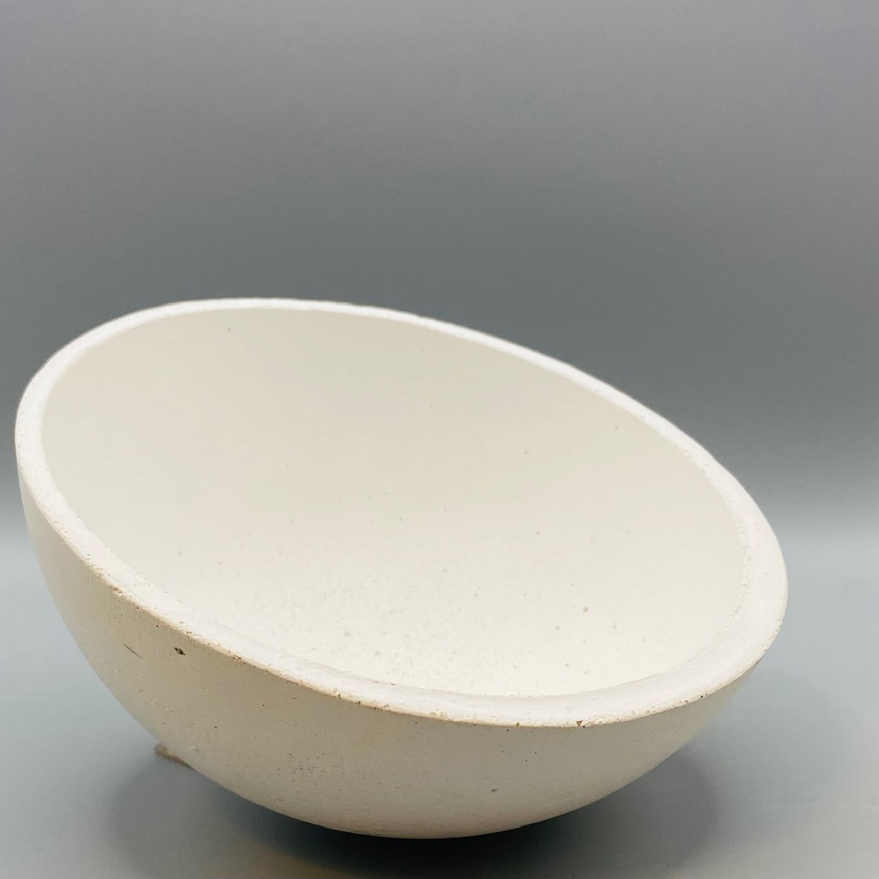Schale aus weißem Beton