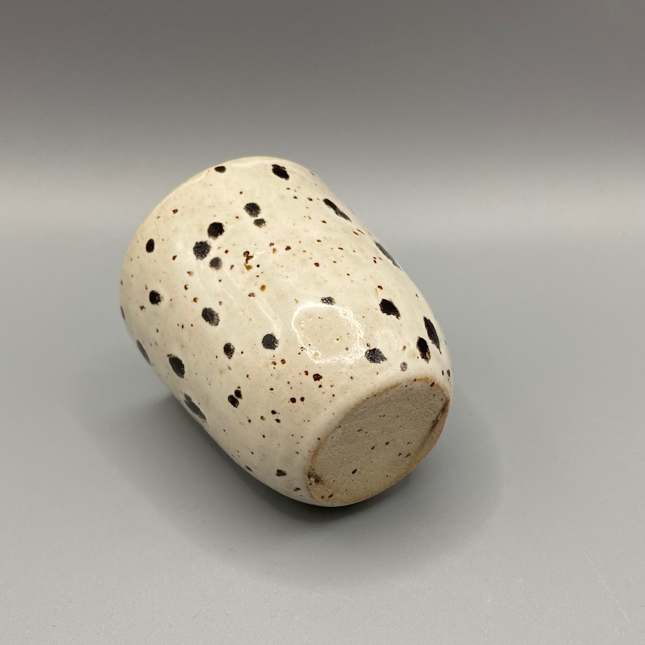 Lustiger kleiner Keramikbecher 