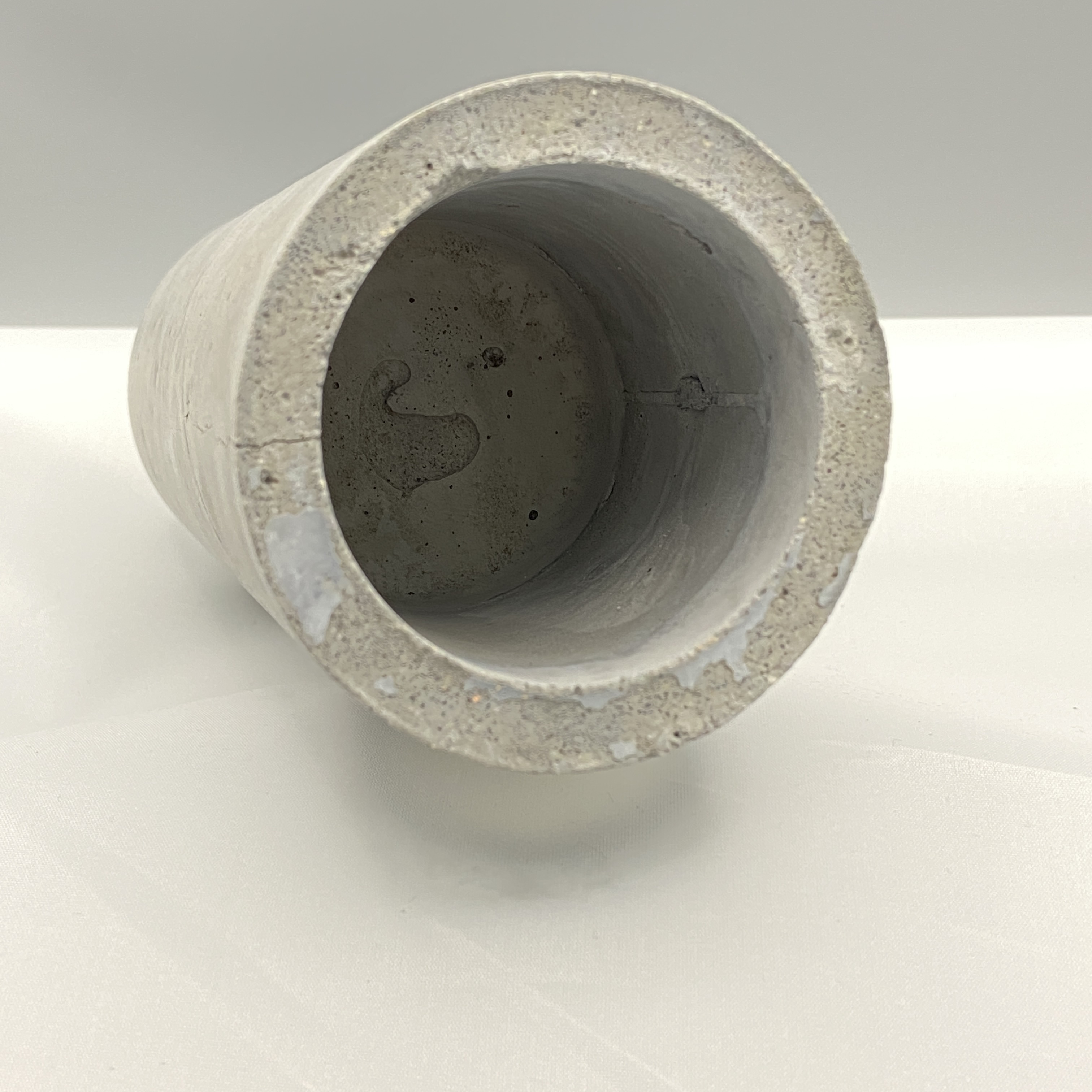Beton-Übertopf für kleine Pflanze
