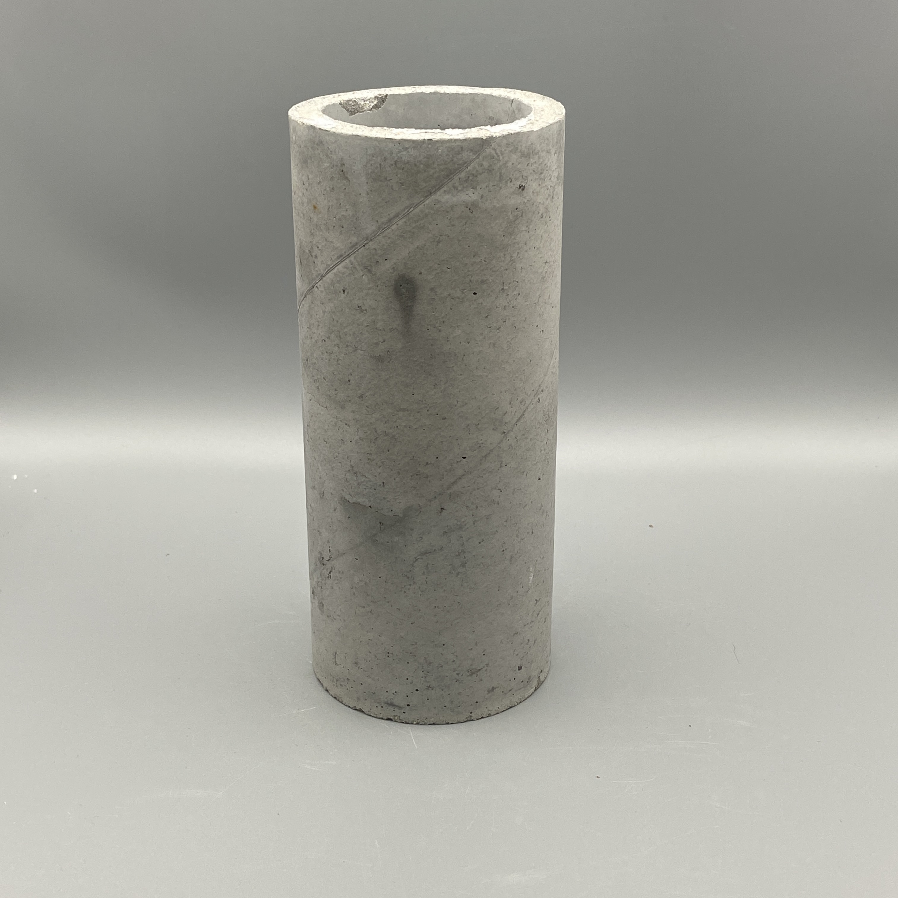 Beton-Übertopf für kleine Pflanze