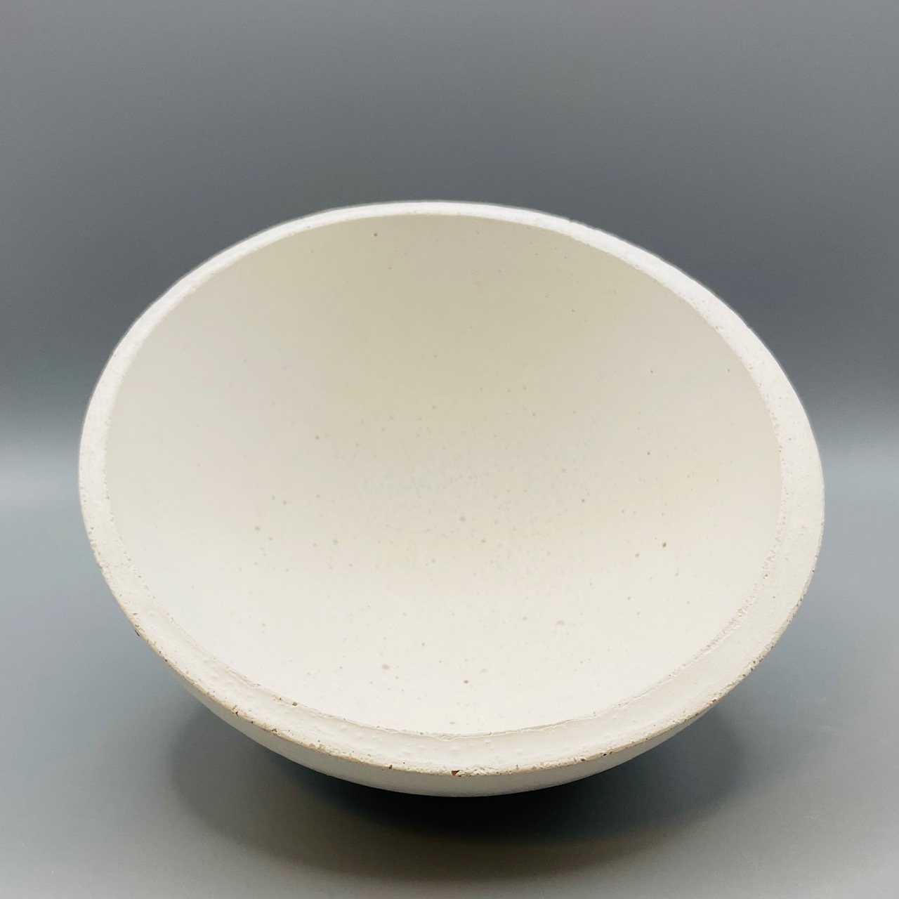 Schale aus weißem Beton