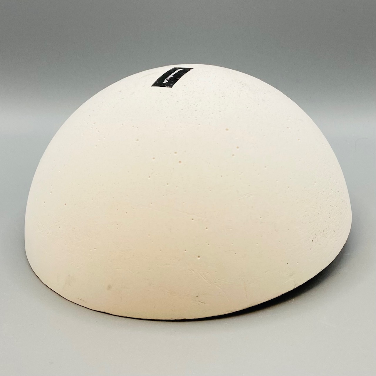 Schale aus weißem Beton