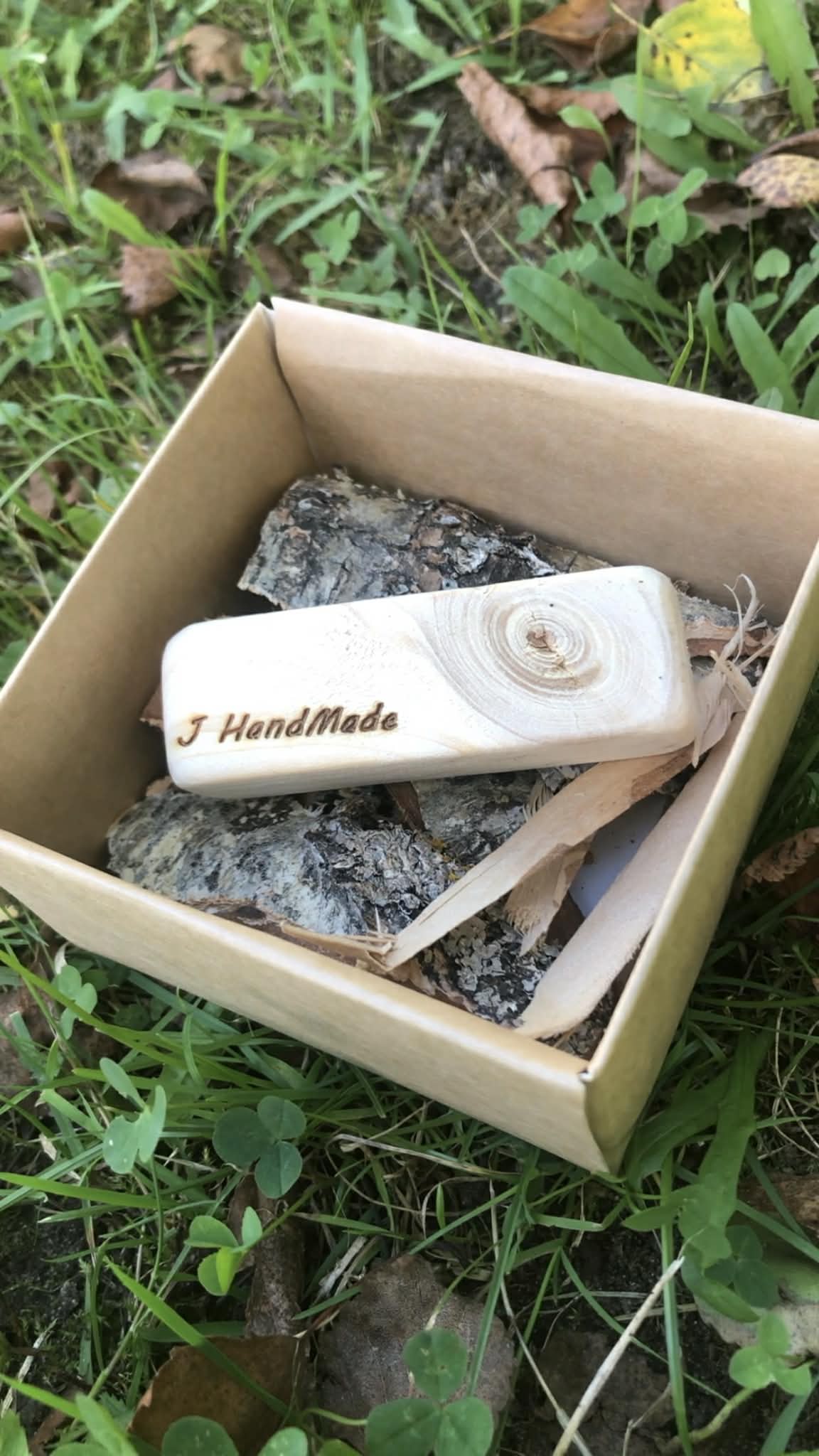 Rankų darbo medinis kvapukas į groteles