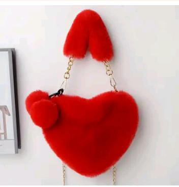 Bolso de peluche en forma de corazón