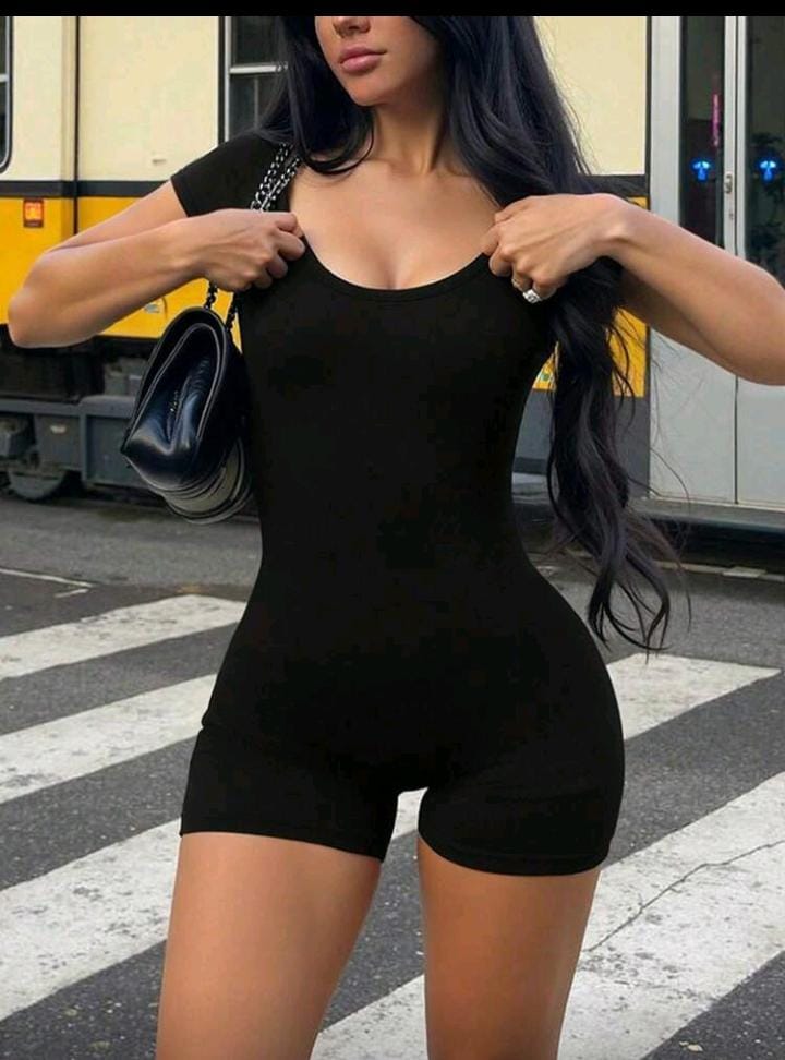 Mono corto negro ajustado