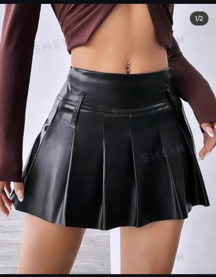 Falda corta de piel sintética