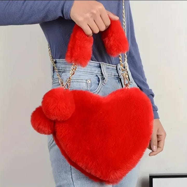 Bolso de peluche en forma de corazón