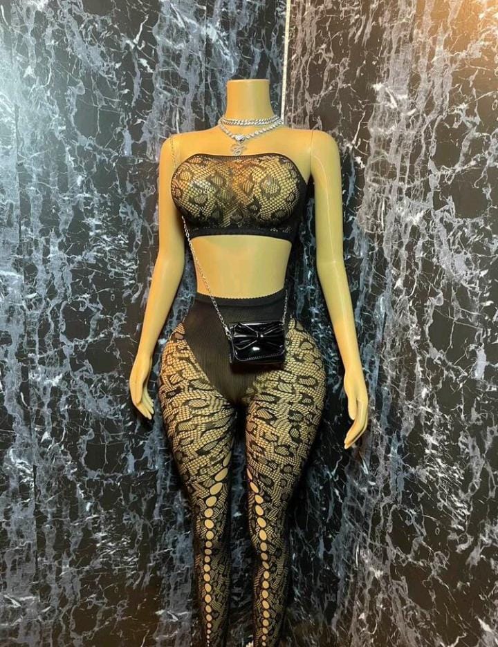 Conjunto de lencería negra transparente