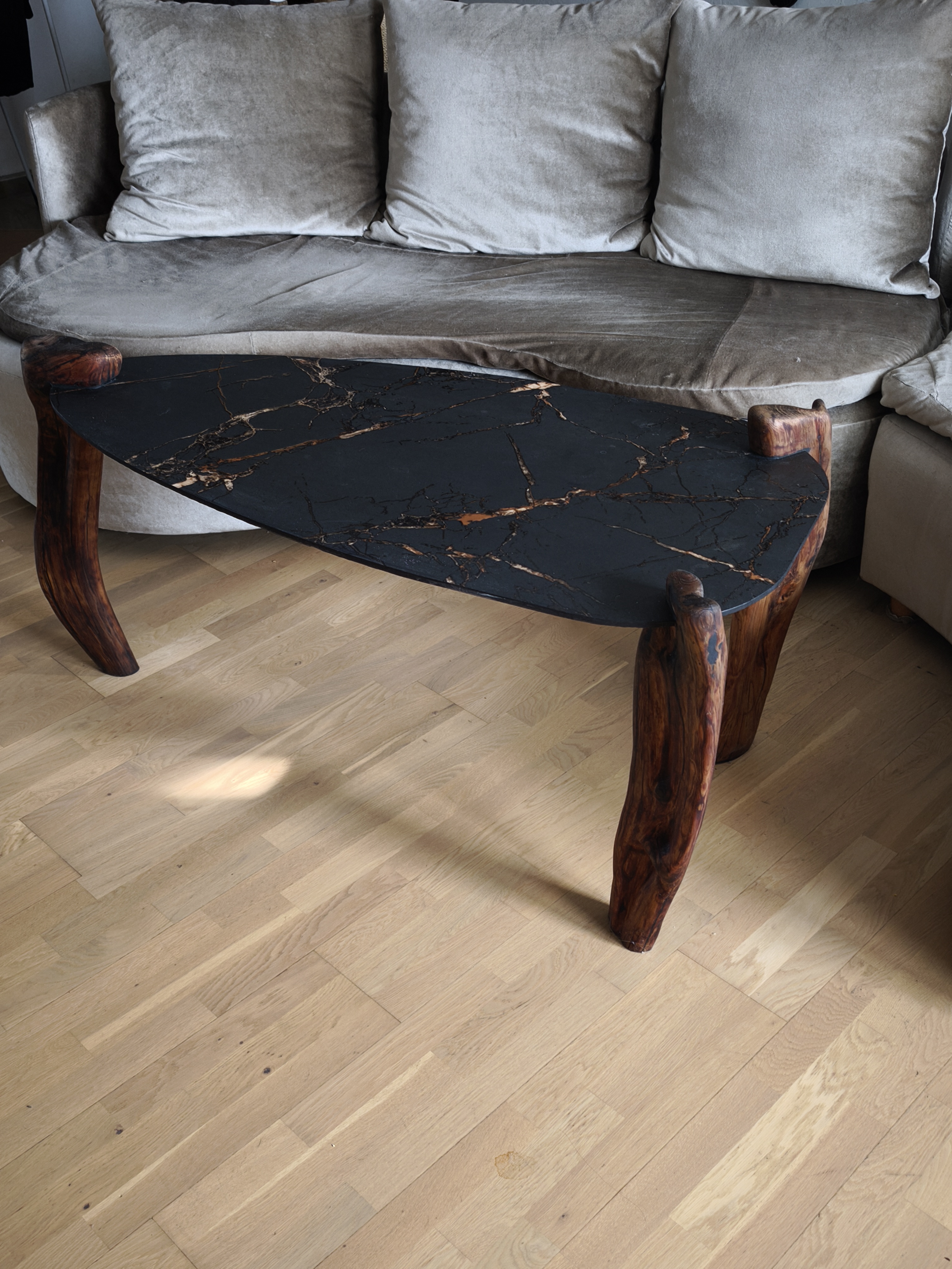 Unikalus svetainės staliukas