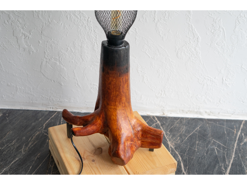 Modernus stalo šviestuvas iš medžio šaknies