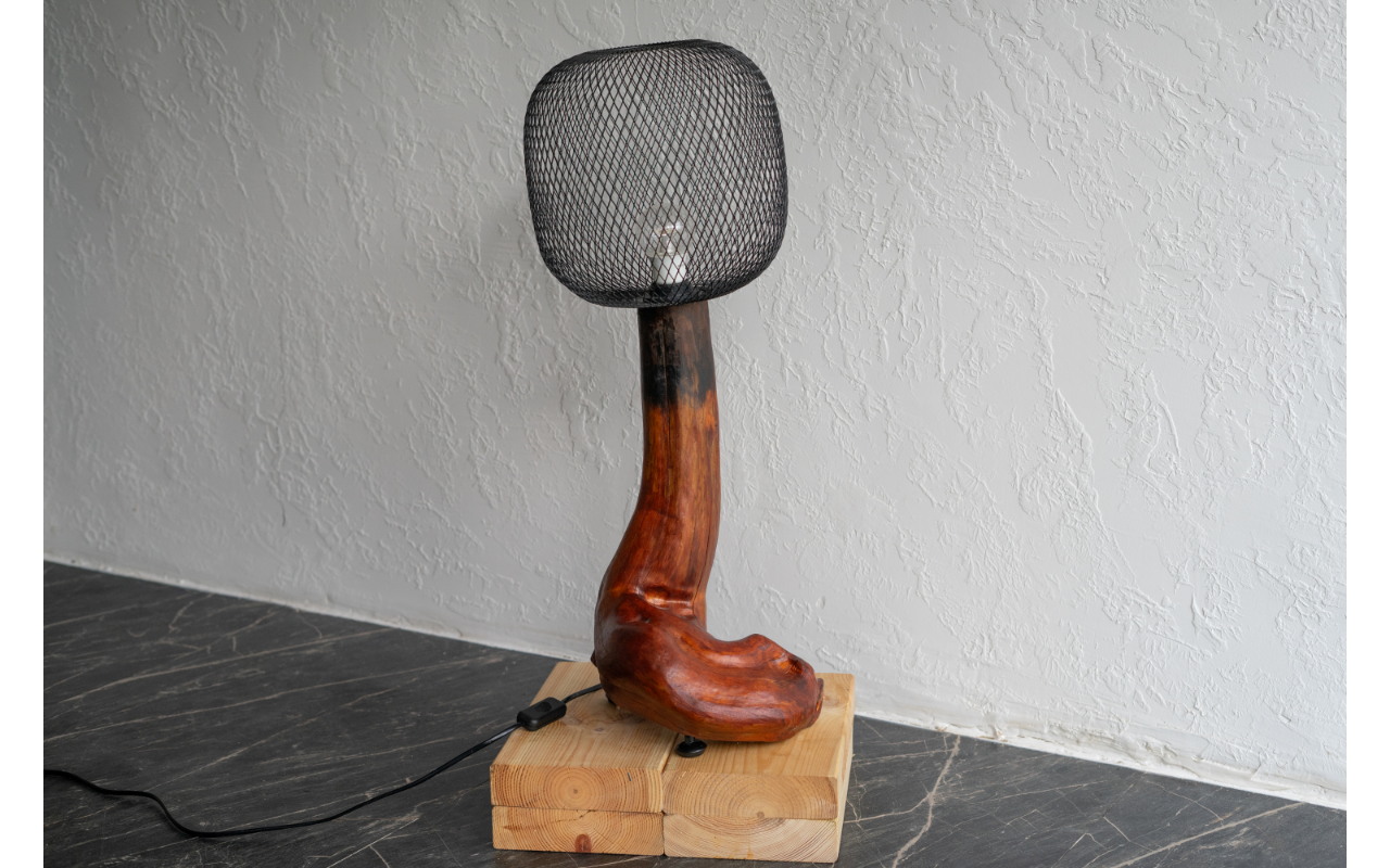 Modernus stalo šviestuvas