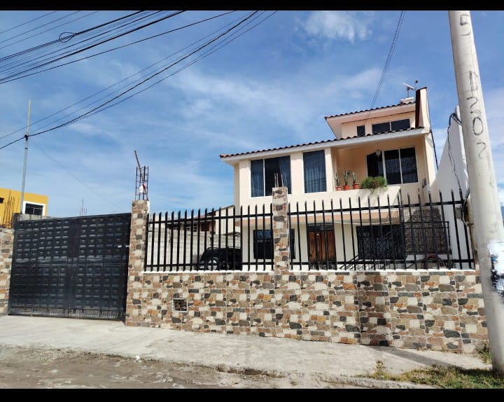 SE VENDE HERMOSA CASA RENTERA EN OTAVALO