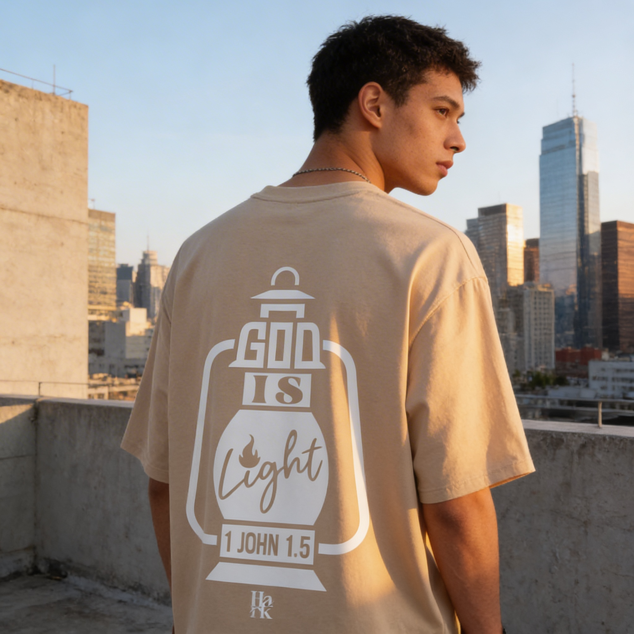 God is Light (1 John 1.5) - Camiseta Oversized 