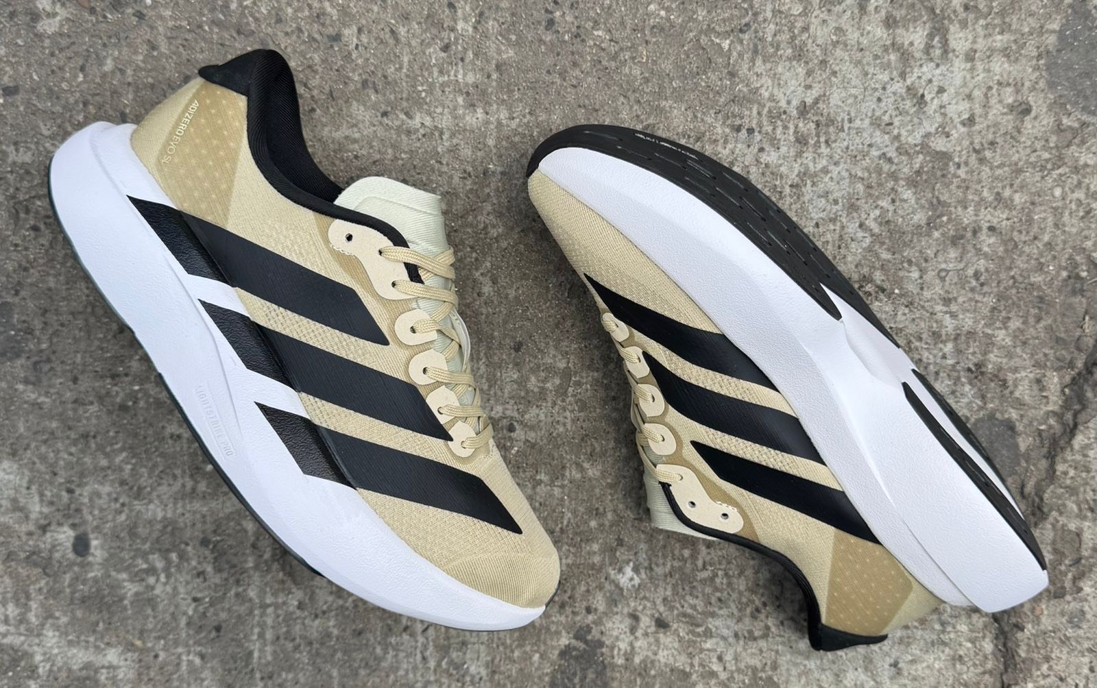 Zapatillas deportivas beige y negras