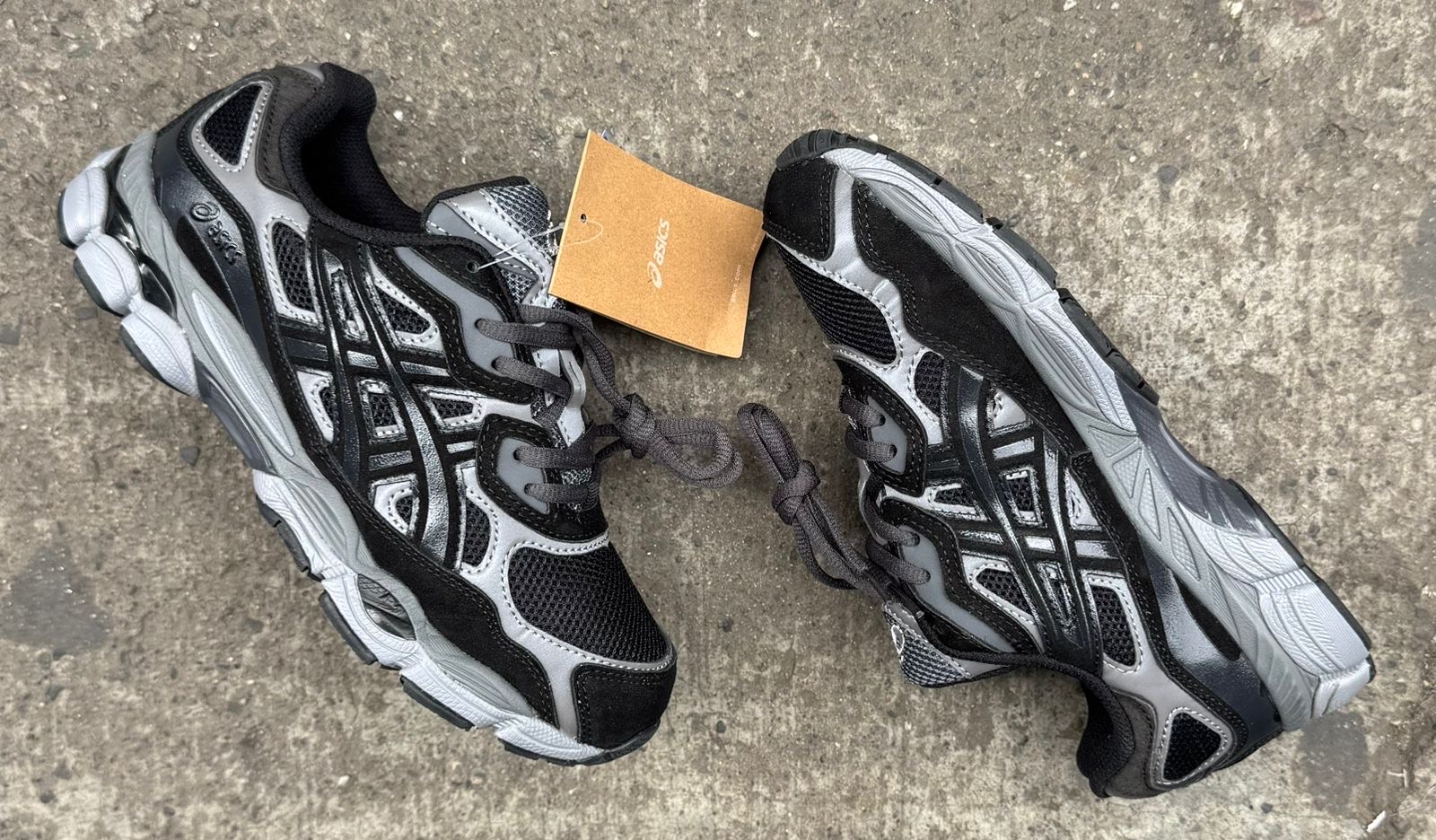 Zapatillas deportivas negras y grises