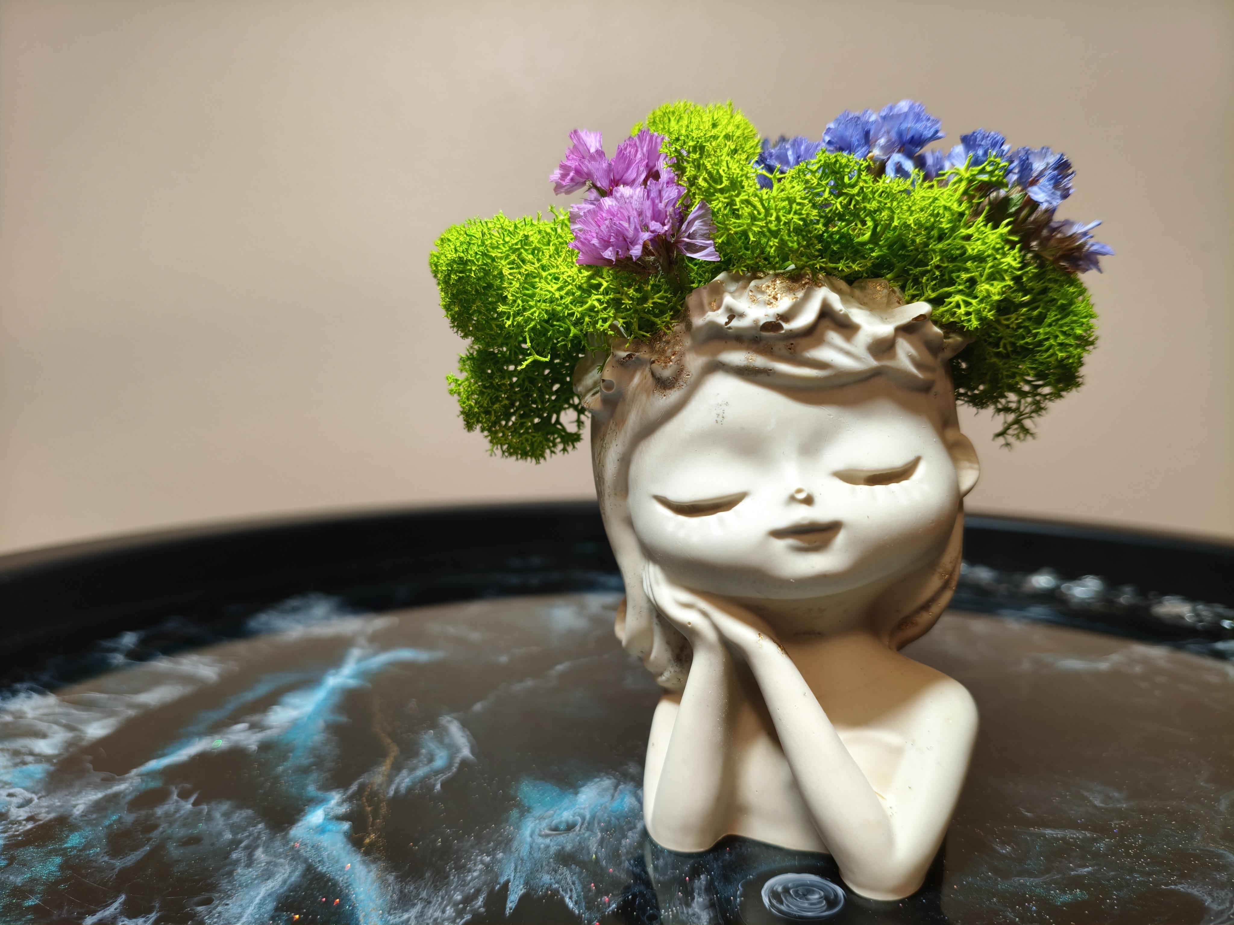 Mergaitė su „gyva“ šukuosena 