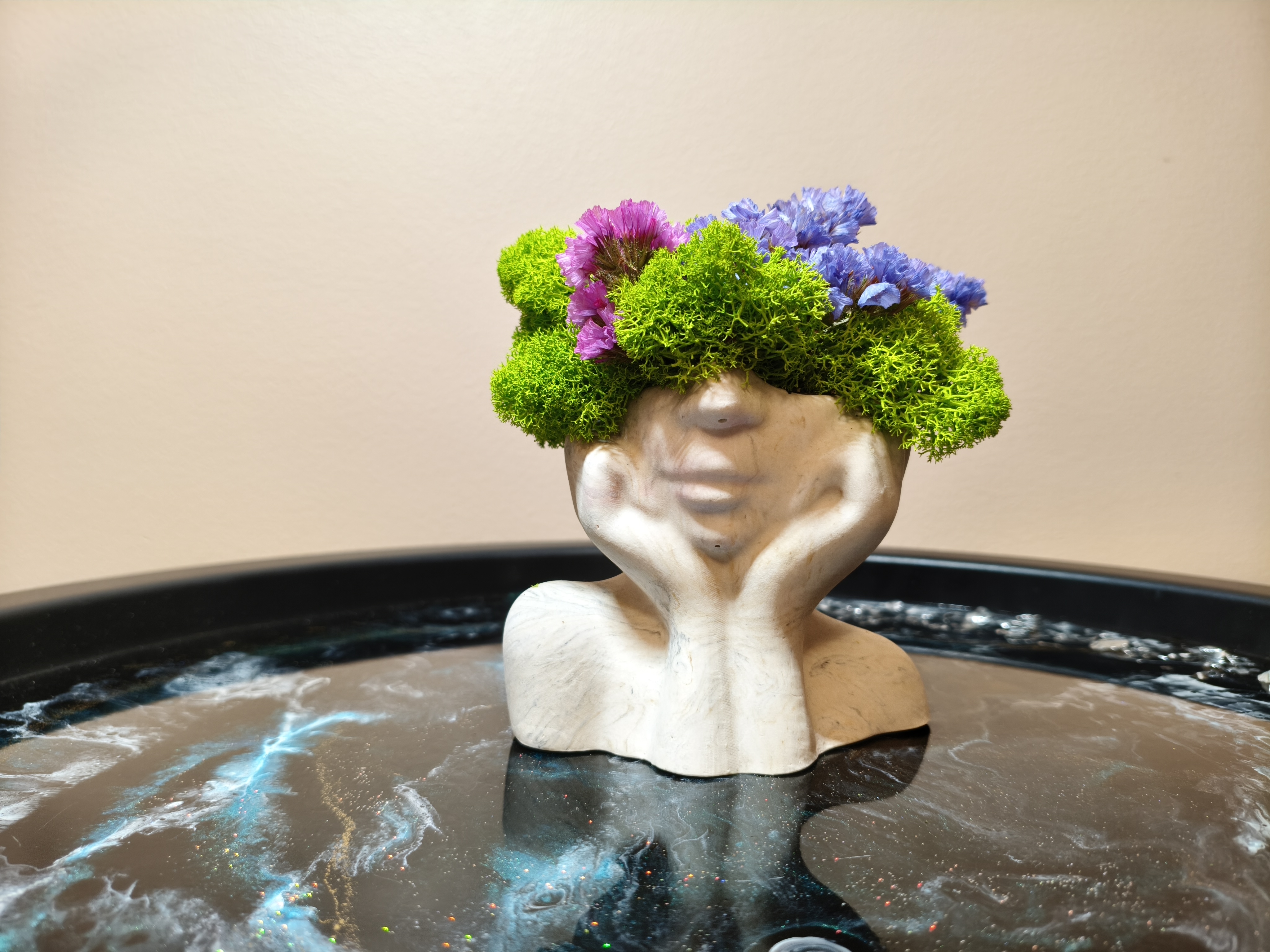 Mergaitė su „gyva“ šukuosena 