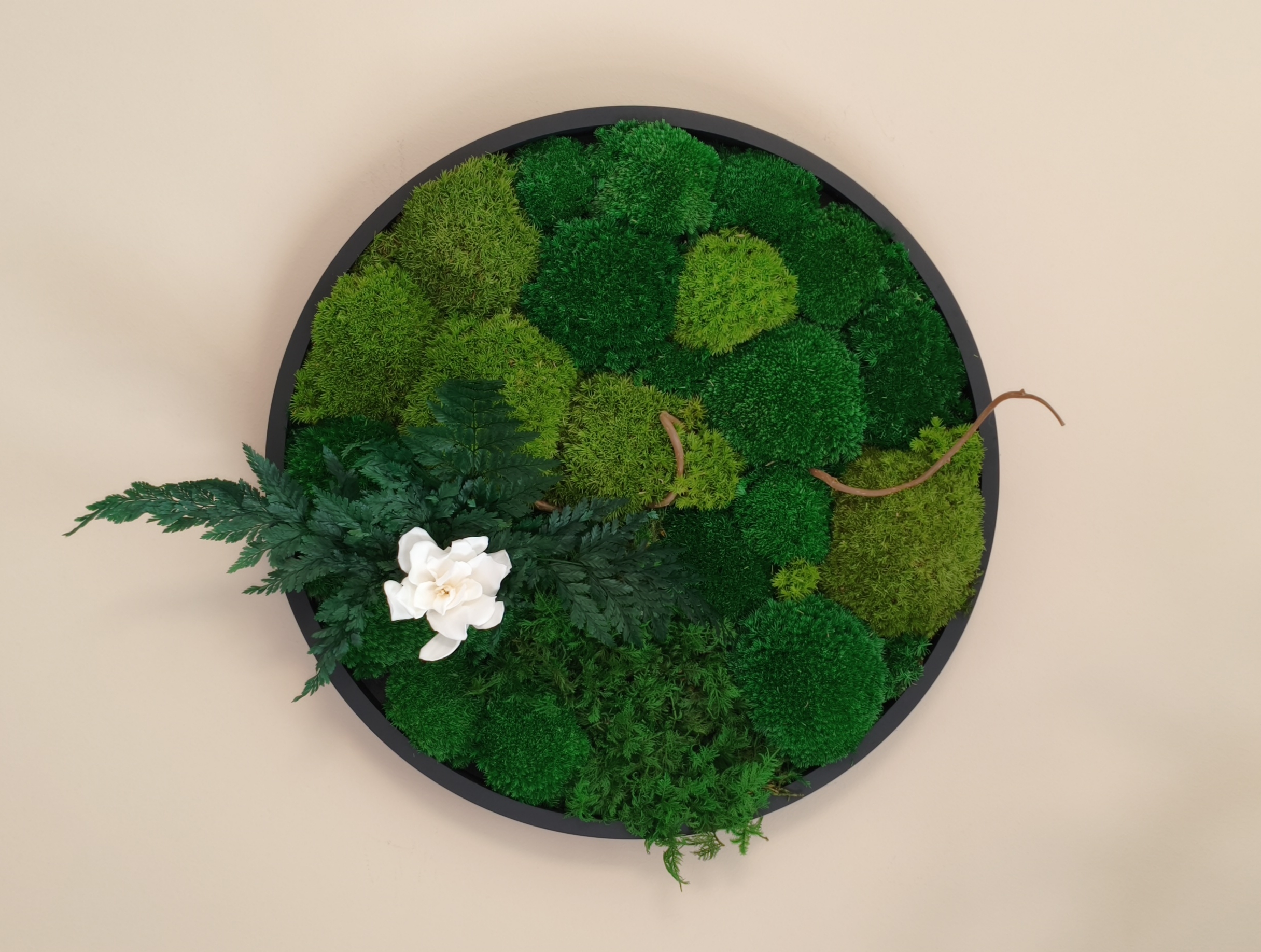 Stabilizuotų samanų ir augalų paveikslas „Miško ramybė“ (Ø 40 cm)