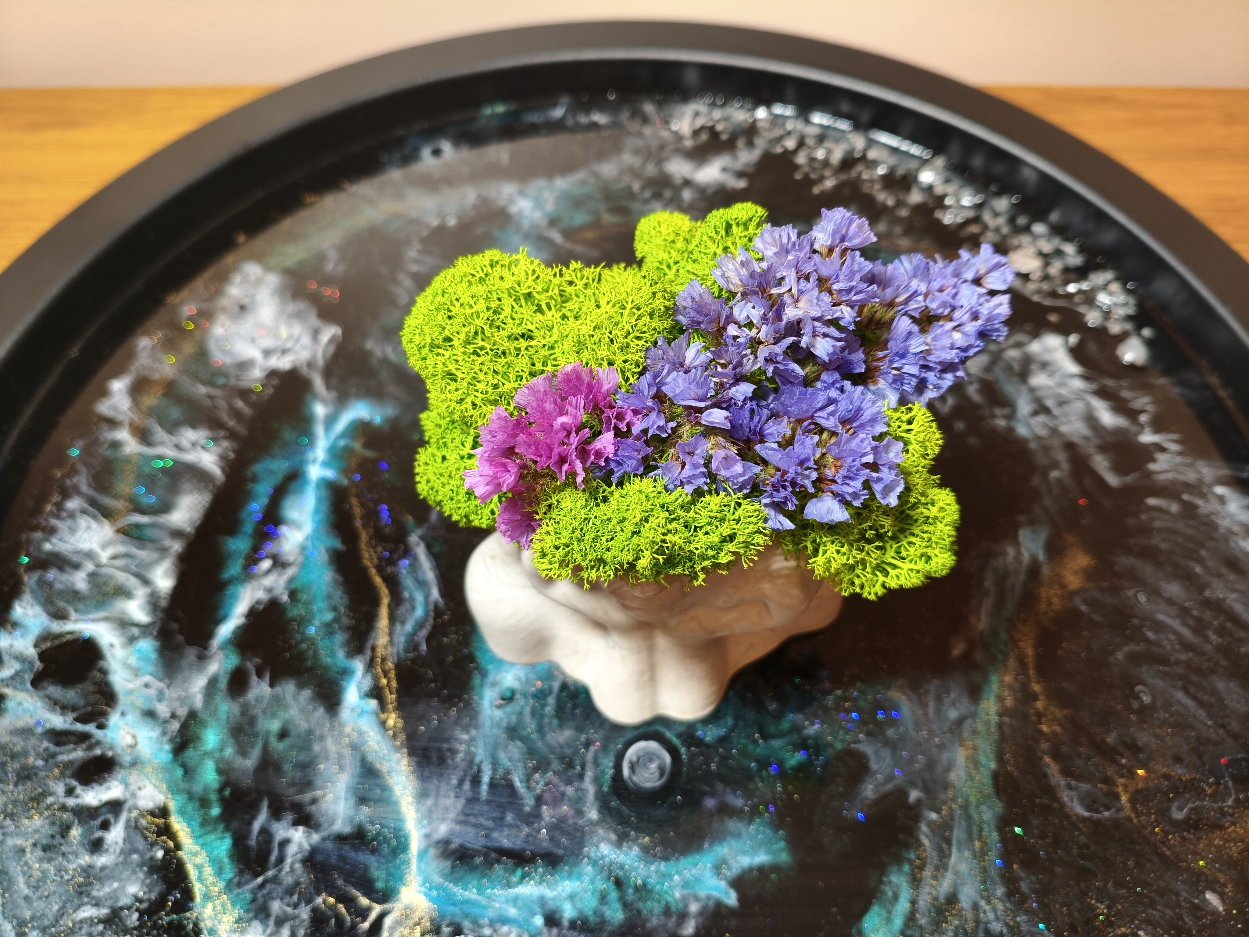 Mergaitė su „gyva“ šukuosena 