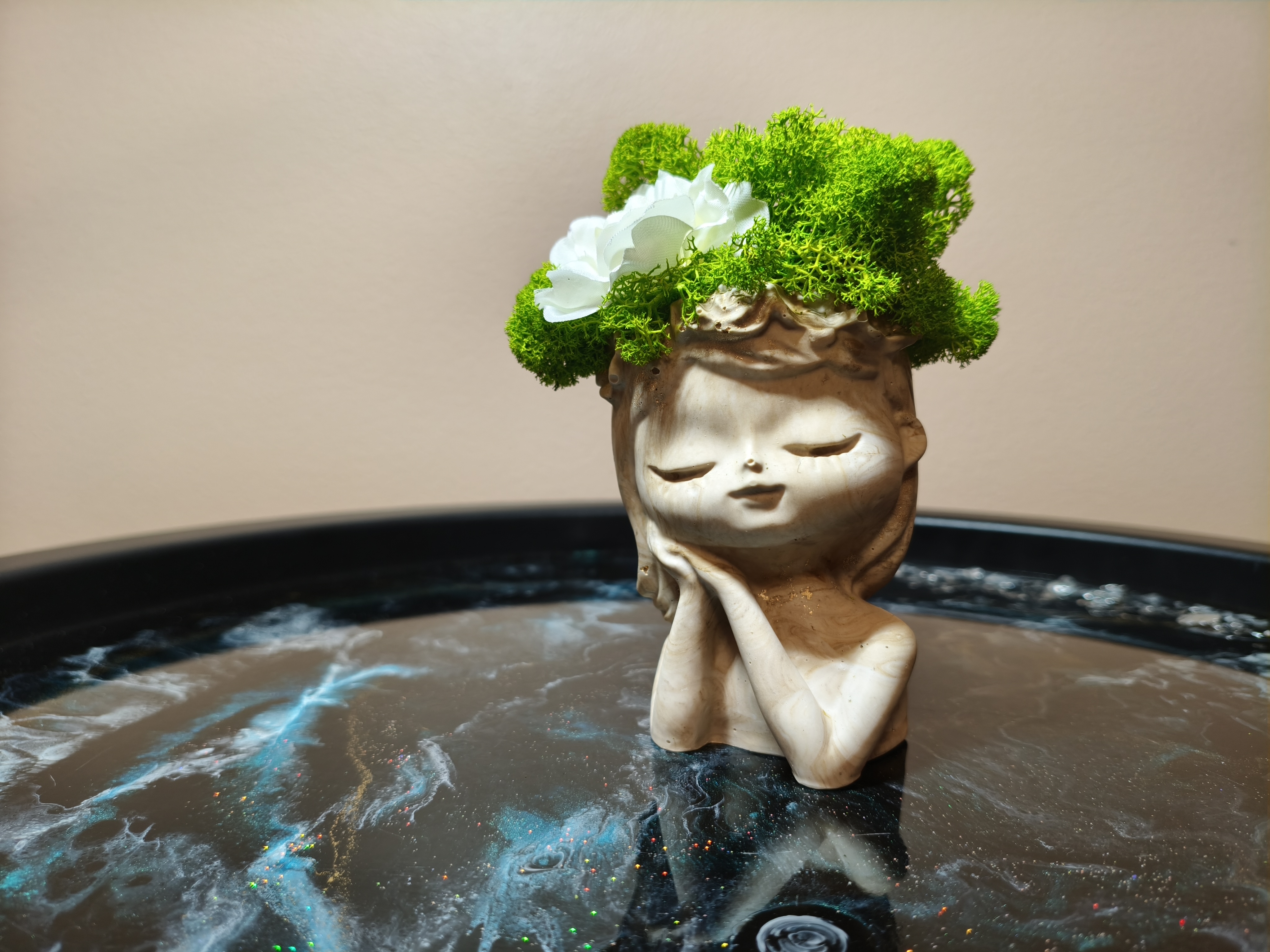 Mergaitė su „gyva“ šukuosena