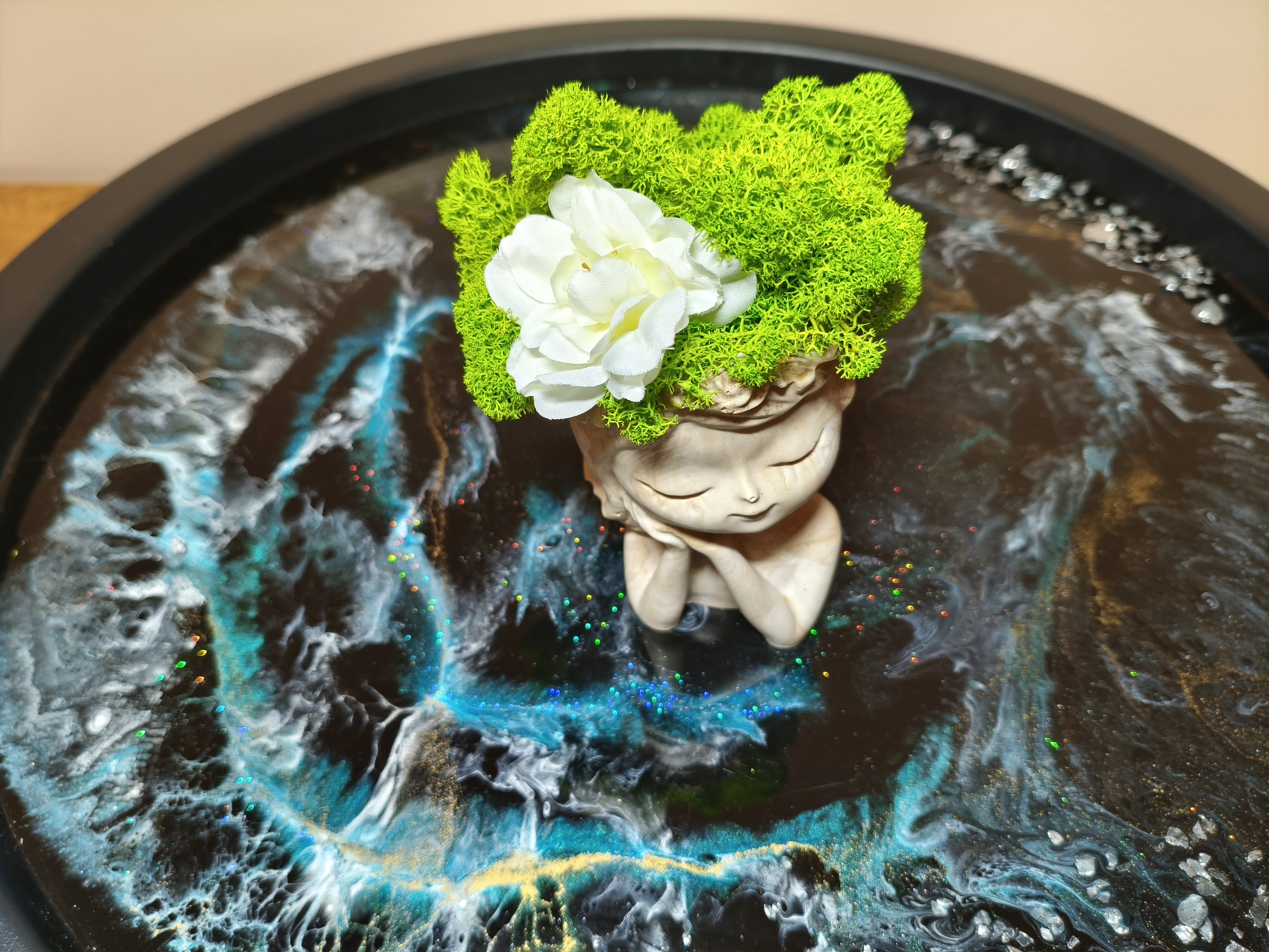 Mergaitė su „gyva“ šukuosena 