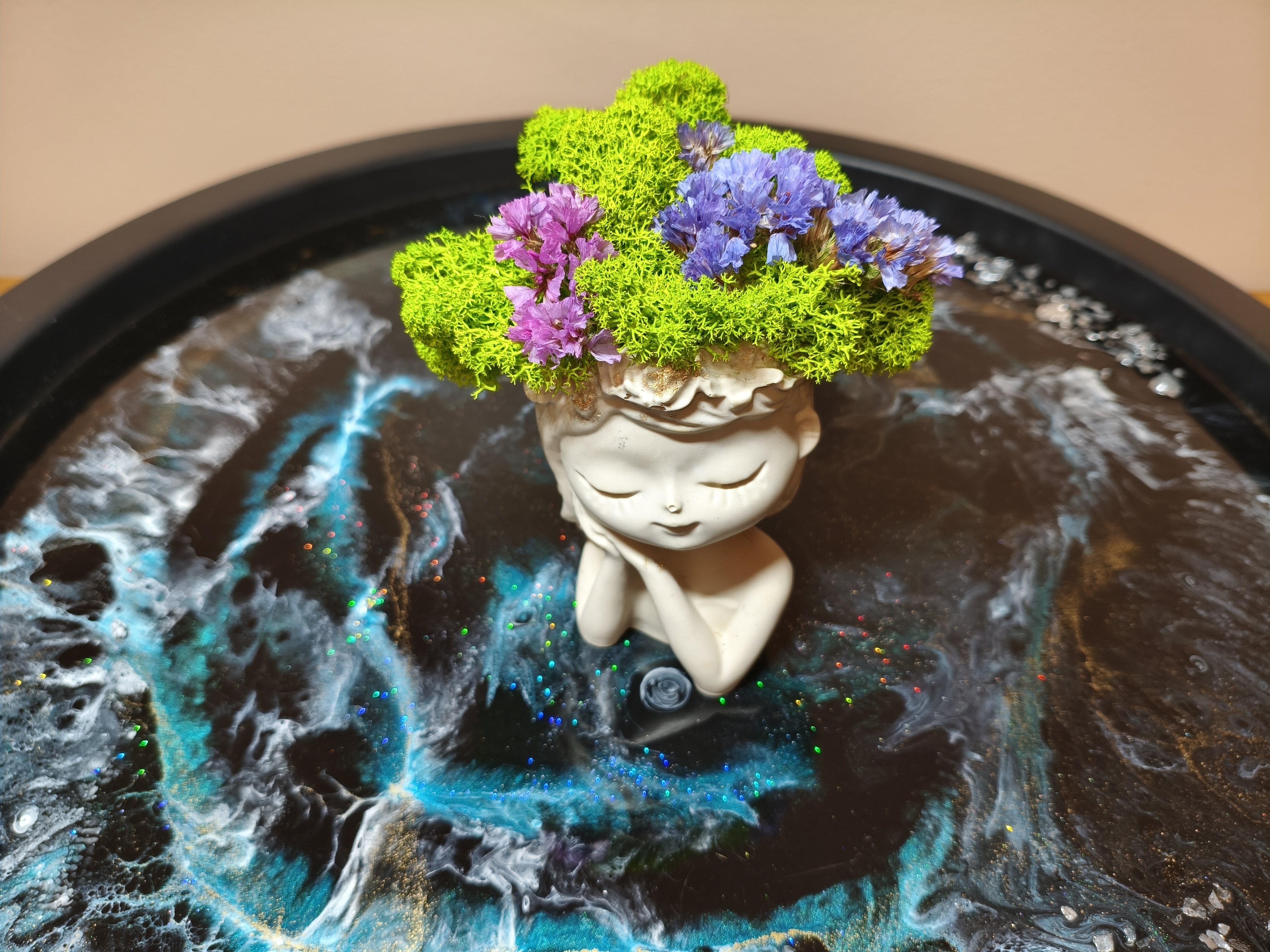 Mergaitė su „gyva“ šukuosena 