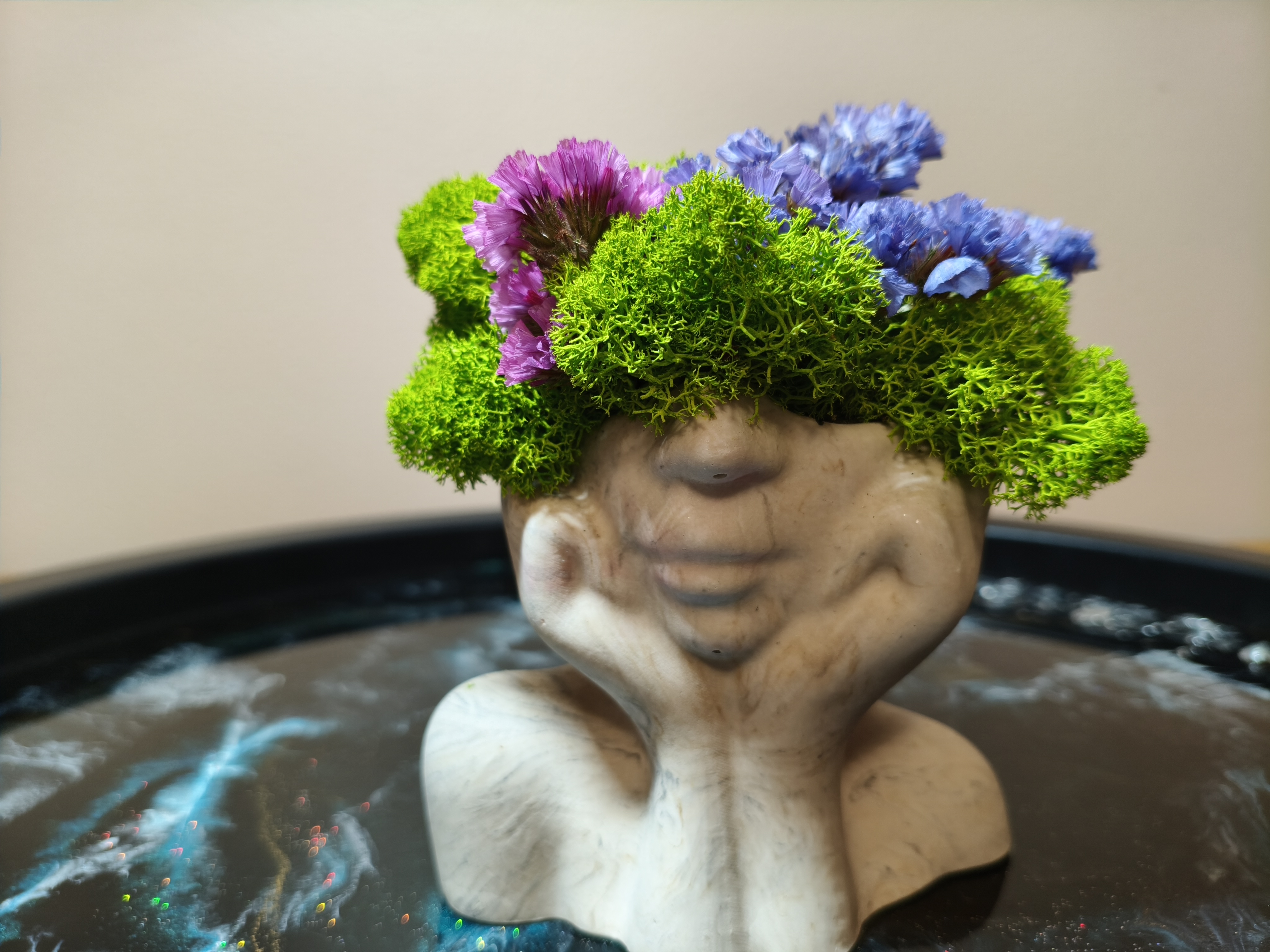 Mergaitė su „gyva“ šukuosena 