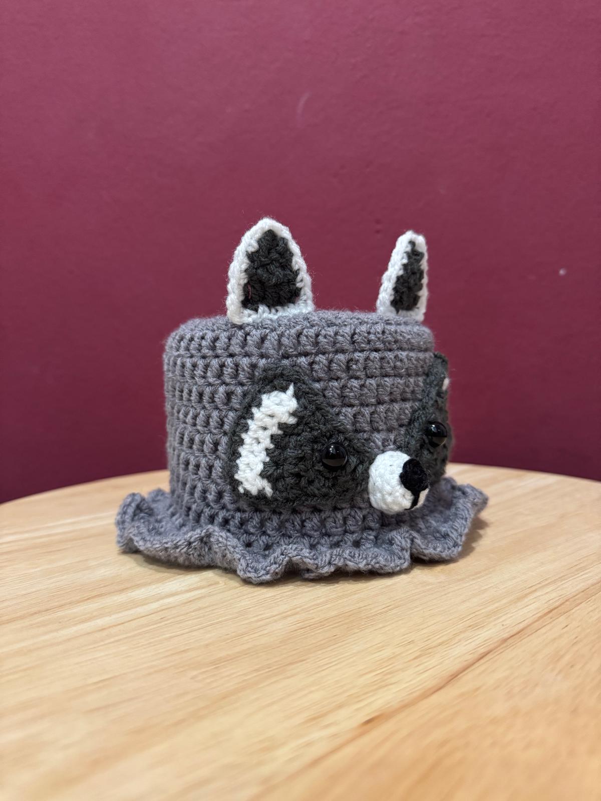 Klorollenhut Waschbär – handgehäkelt | witzige WC-Deko & Geschenkidee