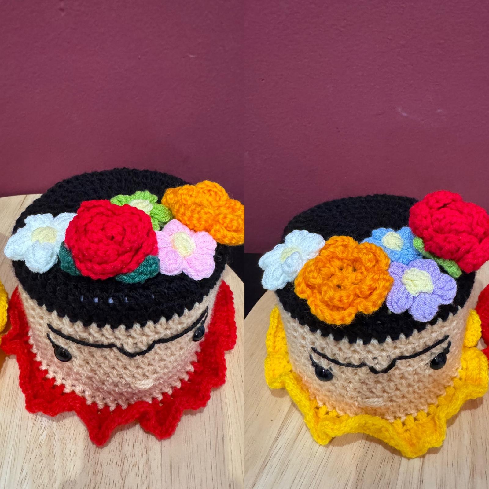 Klorollenhut Boho-Blumenkranz – bunte WC-Deko, gehäkelt & handmade