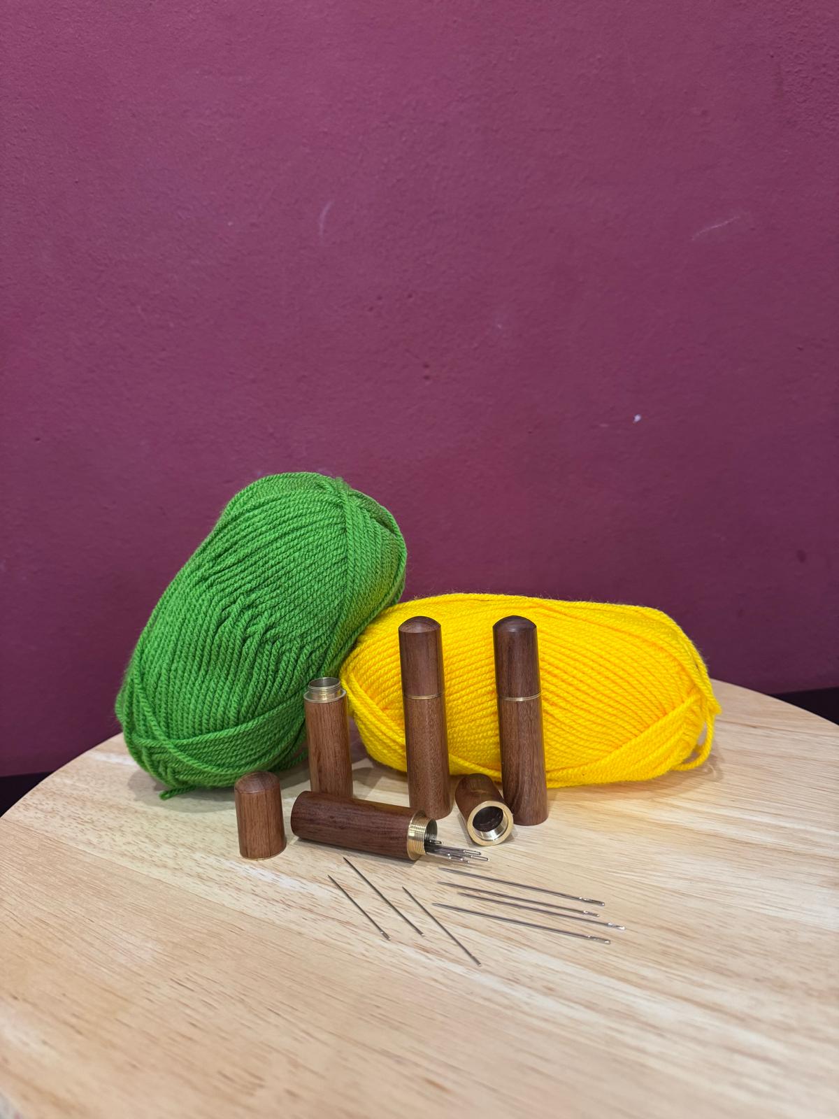 Nadelbox aus Holz (8,5 cm) mit Schraubverschluss – Nadeldose für Nähen, Häkeln & Stricken