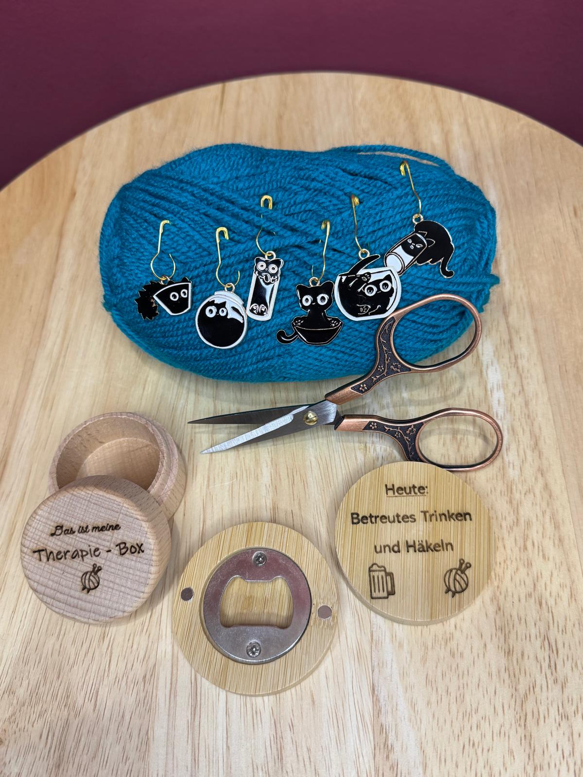 Gift Bundle „Betreutes Trinken & Häkeln“ – Häkelzubehör Set (Therapie-Box & Katzen-Maschenmarkierer)