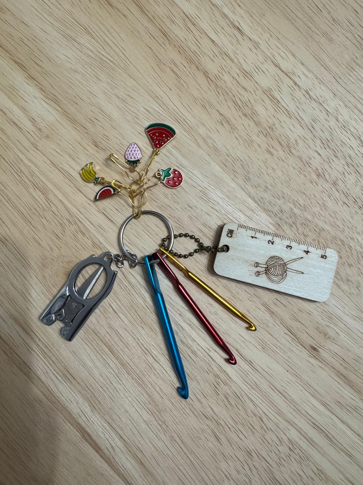 Häkelset to go – Schlüsselanhänger mit Häkelnadeln, Mini-Schere & Maschenmarkierern