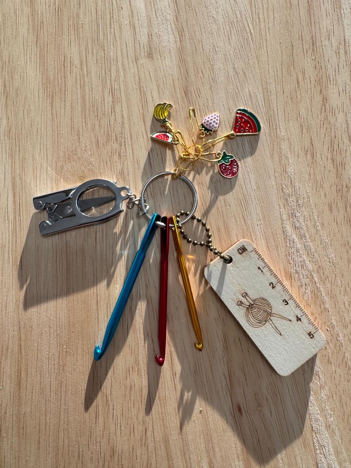 Häkelset to go – Schlüsselanhänger mit Häkelnadeln, Mini-Schere & Maschenmarkierern