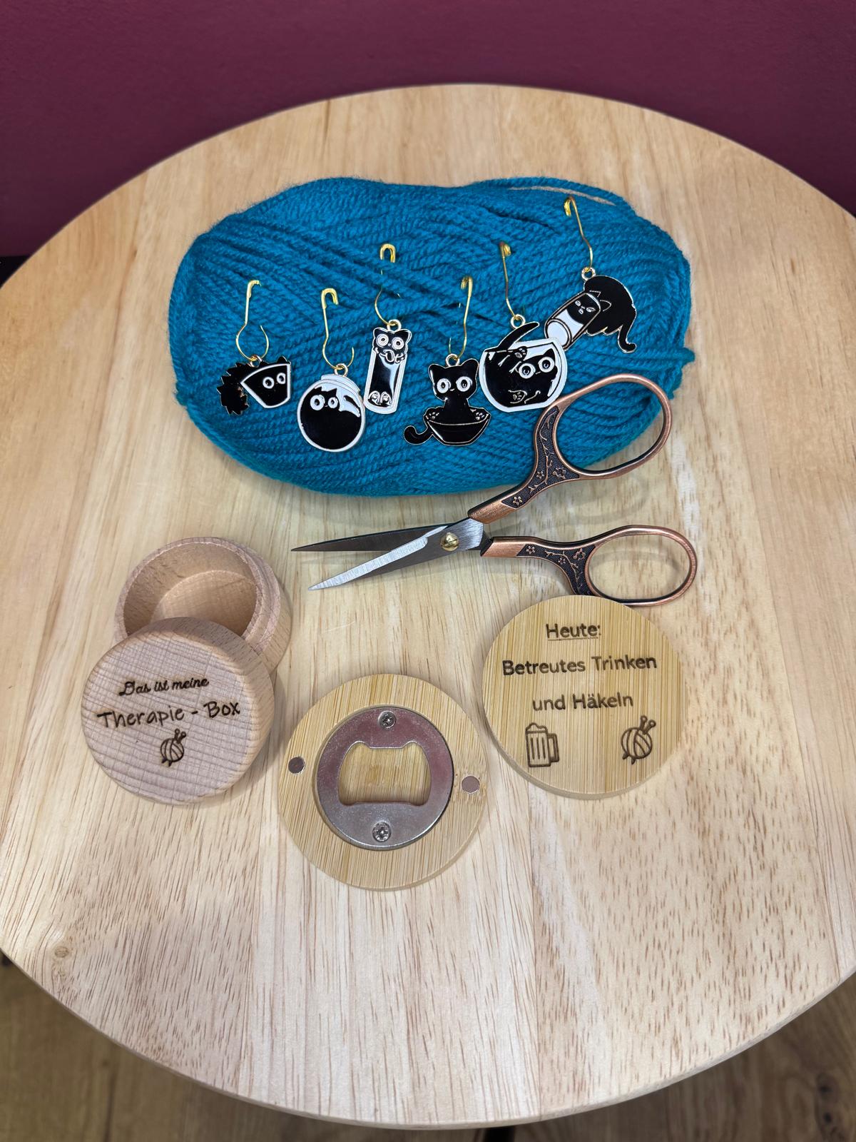 Gift Bundle „Betreutes Trinken & Häkeln“ – Häkelzubehör Set (Therapie-Box & Katzen-Maschenmarkierer)