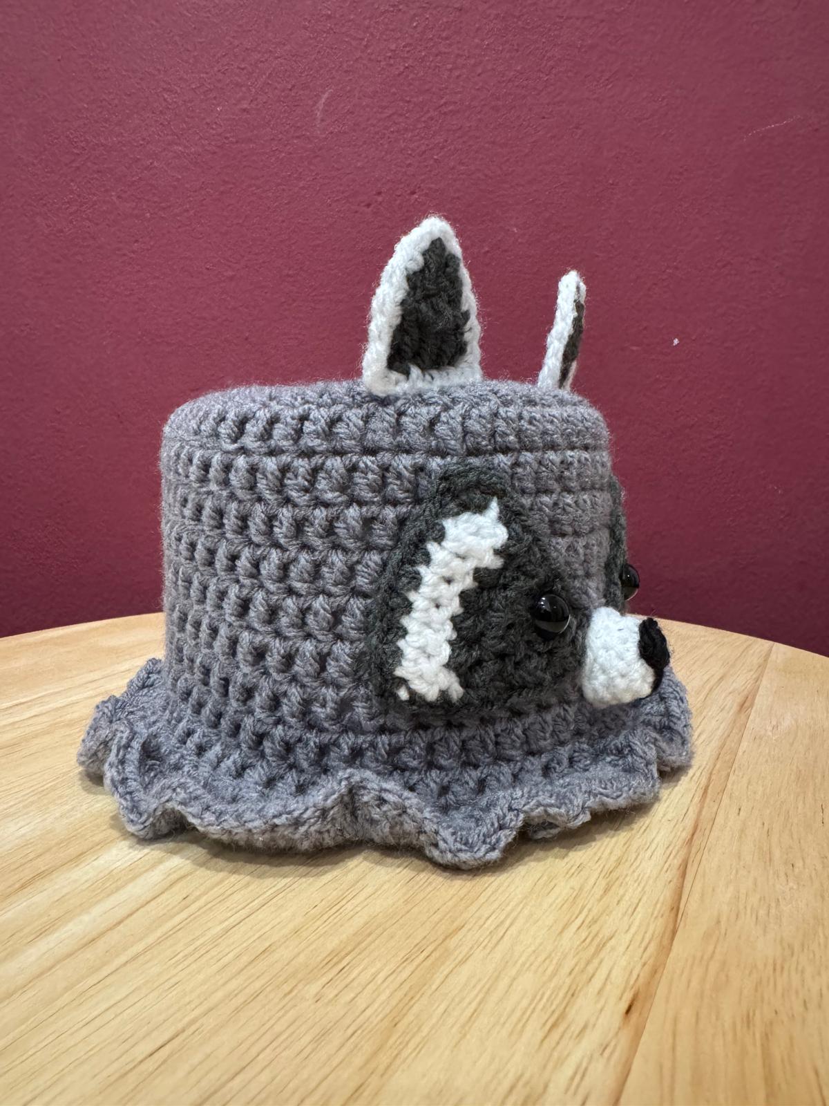 Klorollenhut Waschbär – handgehäkelt | witzige WC-Deko & Geschenkidee