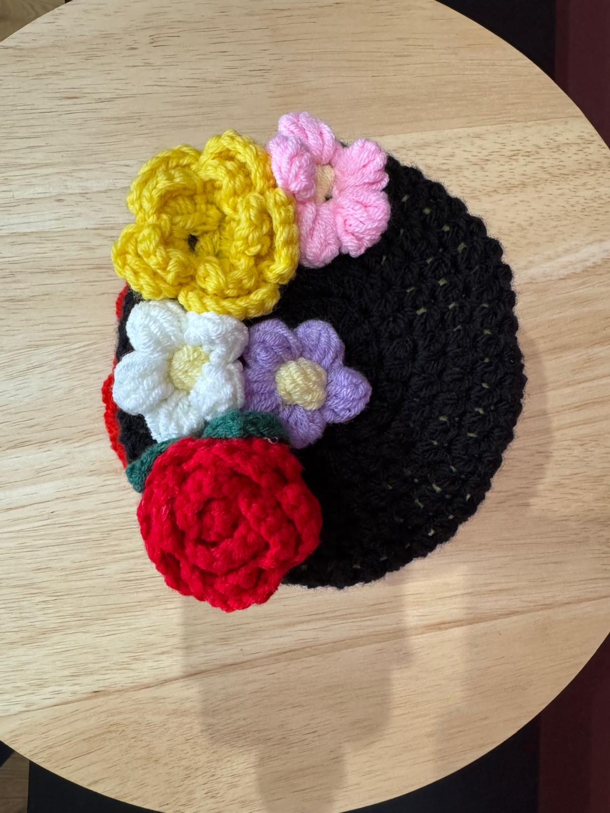 Klorollenhut Boho-Blumenkranz – bunte WC-Deko, gehäkelt & handmade