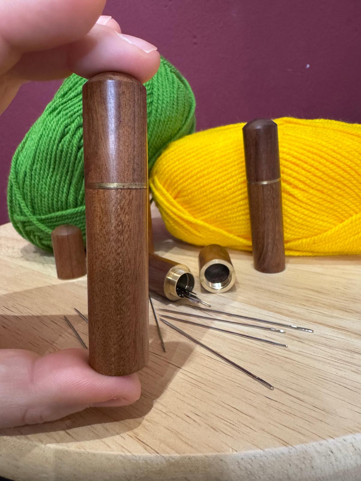 Nadelbox aus Holz (8,5 cm) mit Schraubverschluss – Nadeldose für Nähen, Häkeln & Stricken