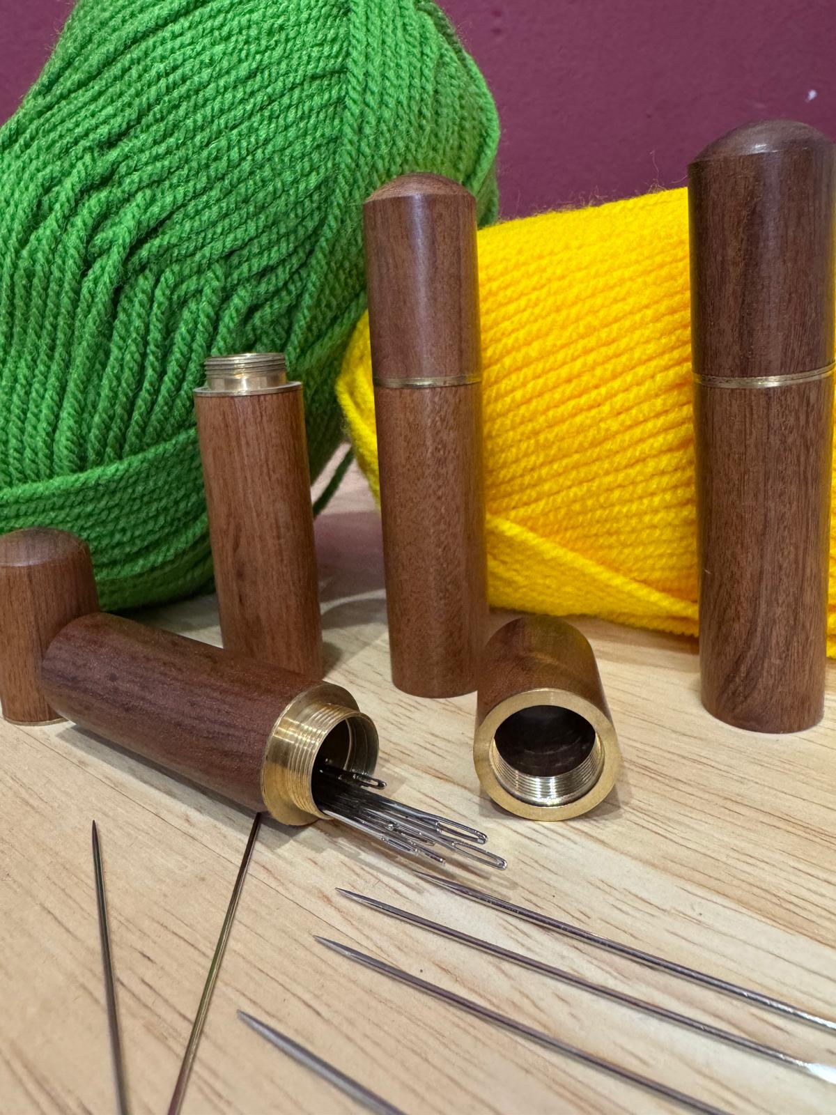 Nadelbox aus Holz (8,5 cm) mit Schraubverschluss – Nadeldose für Nähen, Häkeln & Stricken