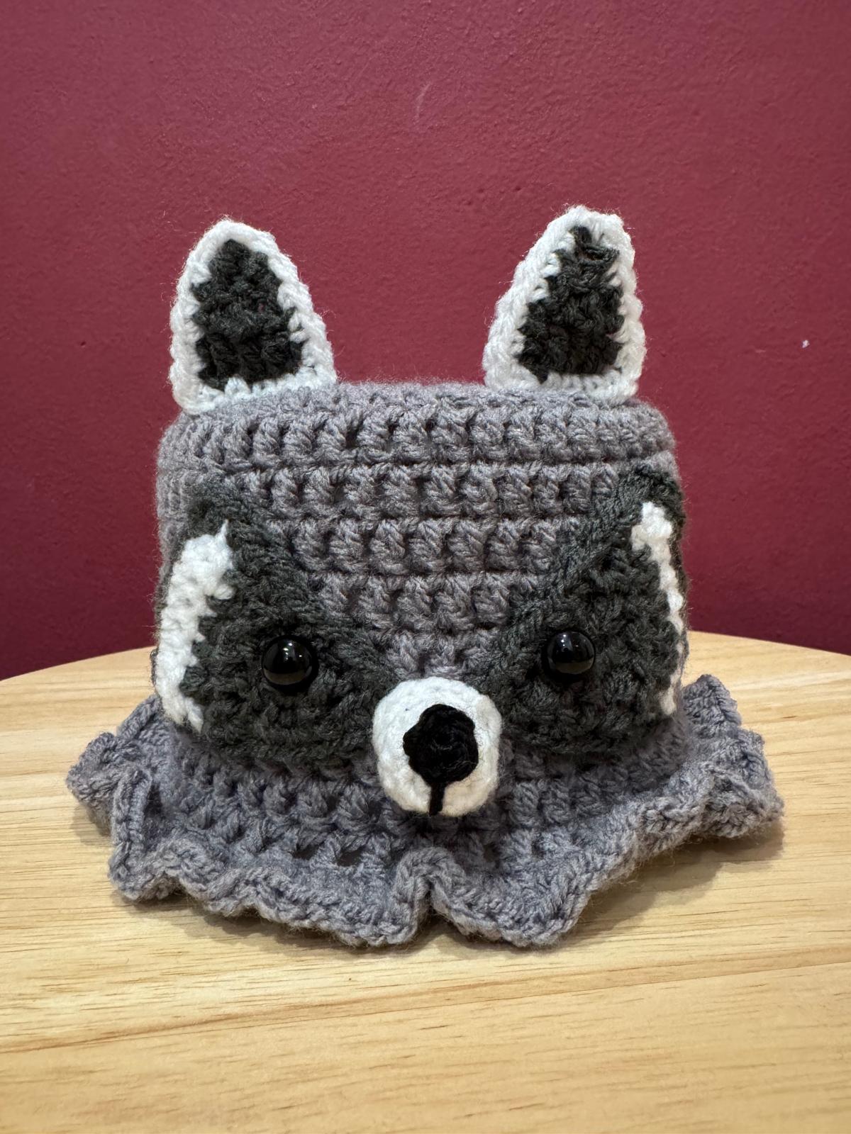 Klorollenhut Waschbär – handgehäkelt | witzige WC-Deko & Geschenkidee