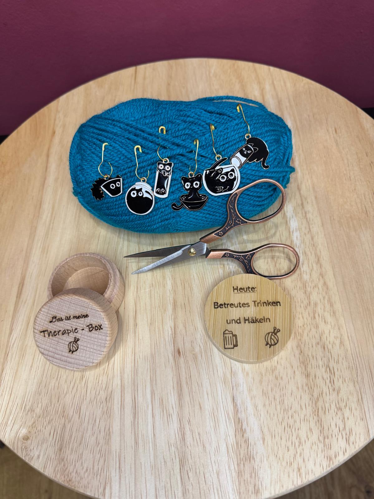 Gift Bundle „Betreutes Trinken & Häkeln“ – Häkelzubehör Set (Therapie-Box & Katzen-Maschenmarkierer)