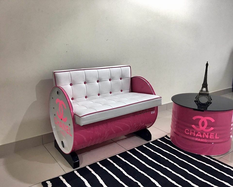 كرسي وطاولة