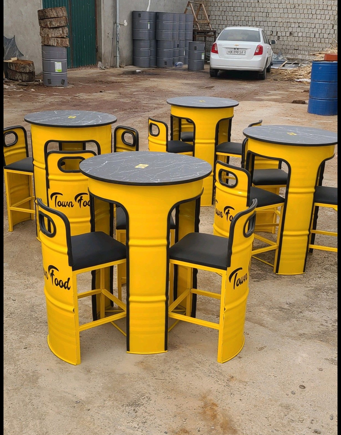 طاولات وكراسي و