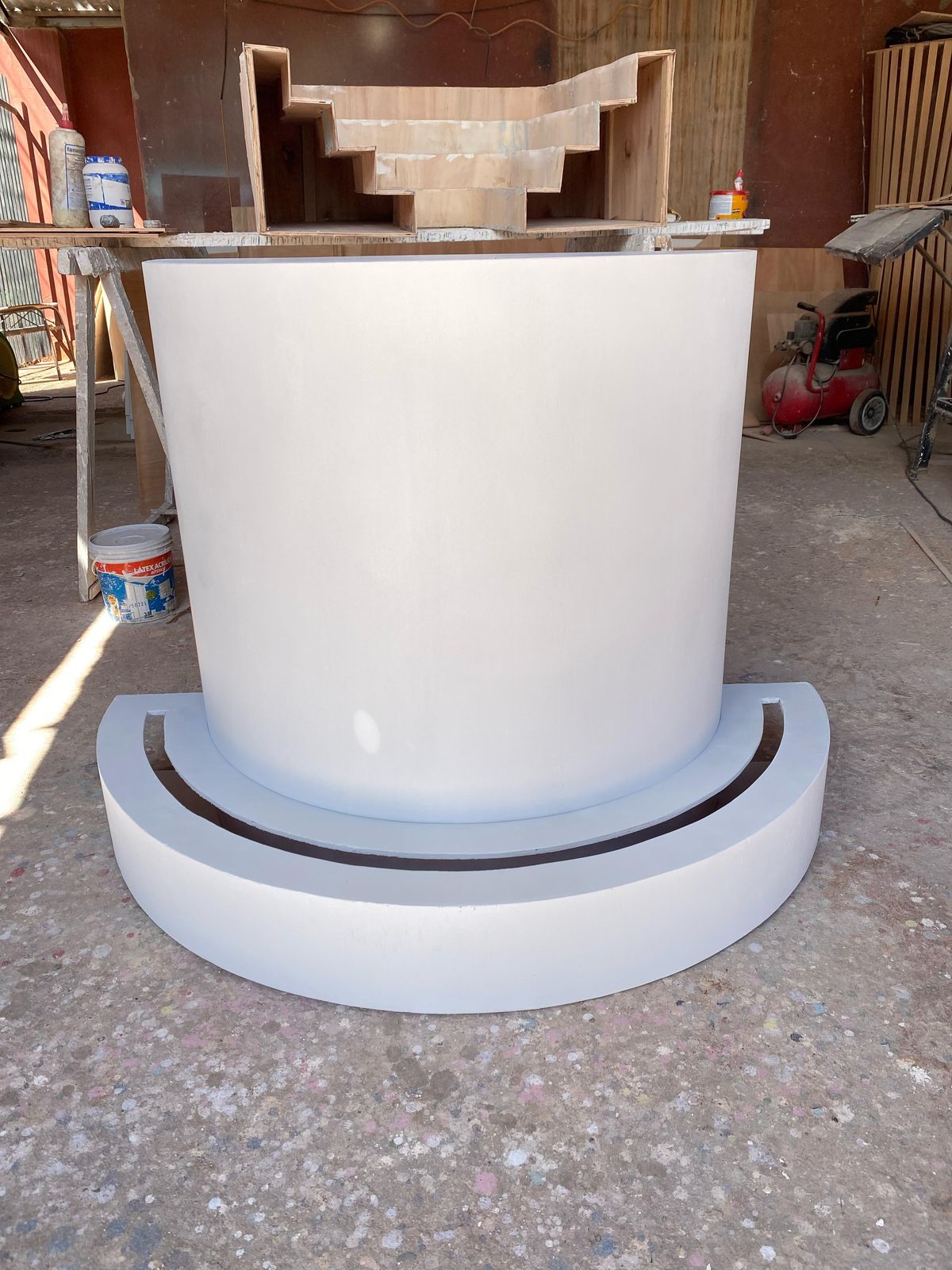 Mesa central semicirculo