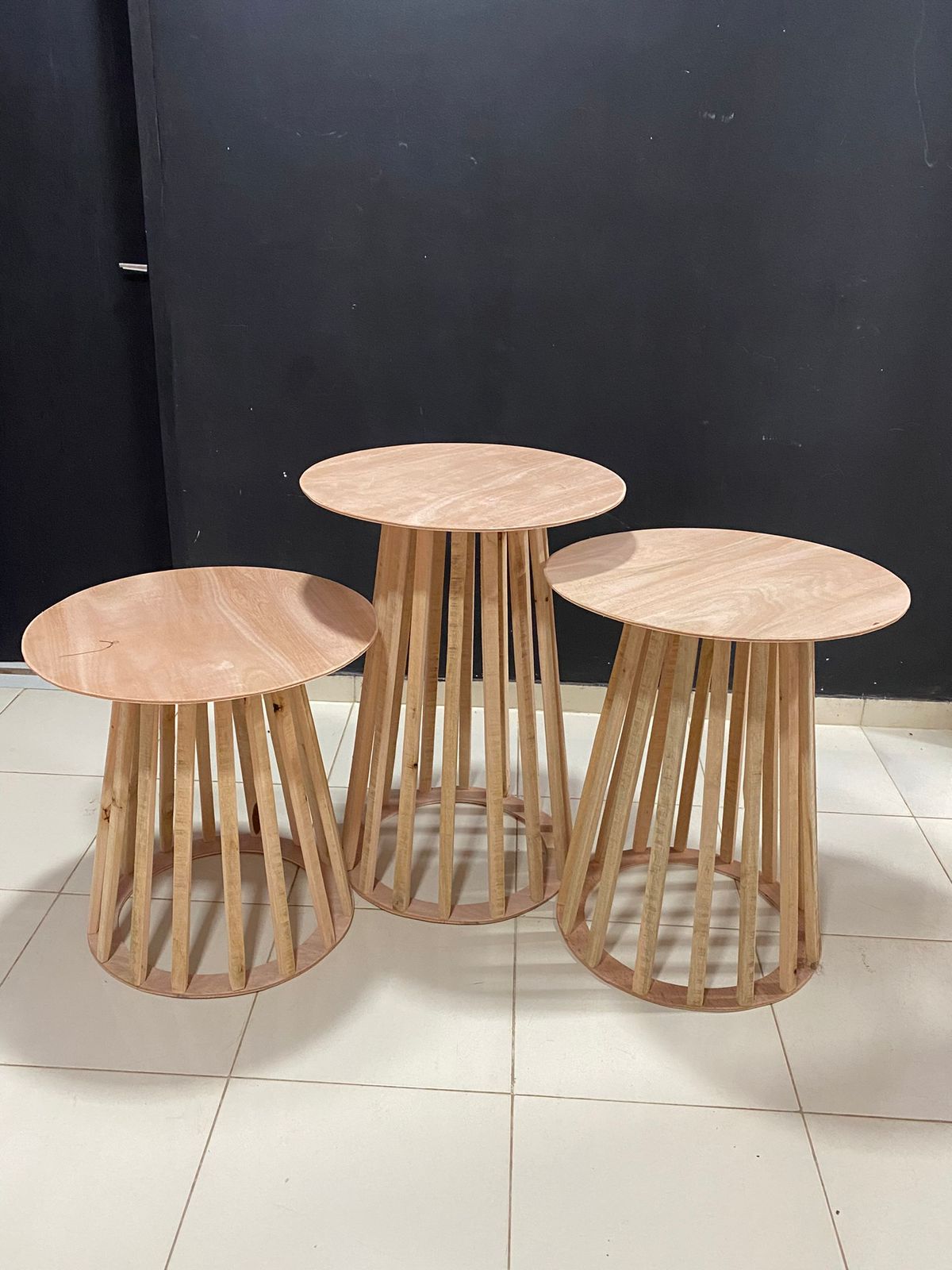 Mesa de madera varillita