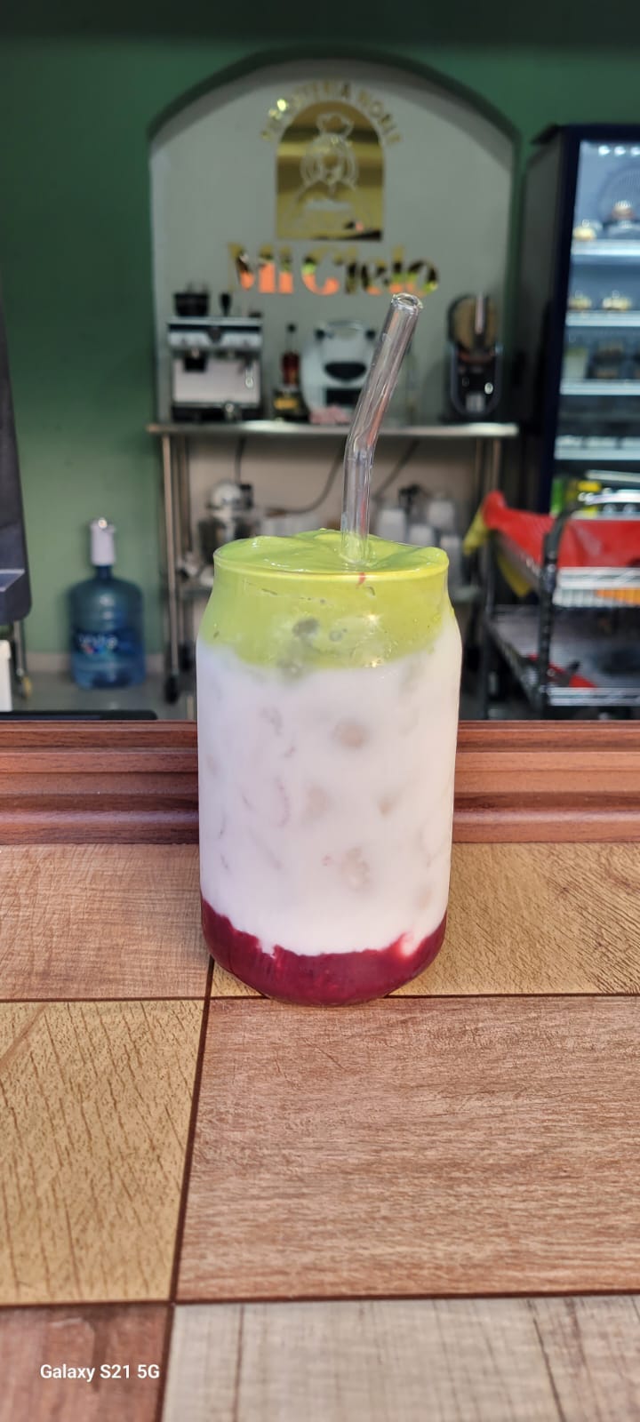 Berry Matcha Iced Latte "Bebida Matcha con Frutos Rojos"