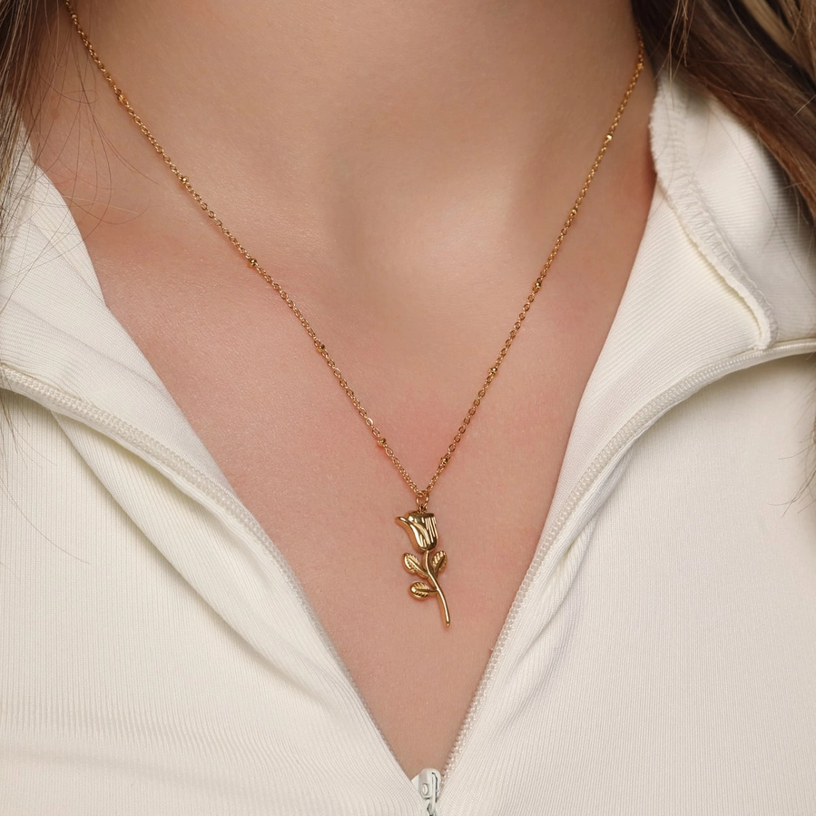 Paauksuota grandinėlė su rožės pakabuku